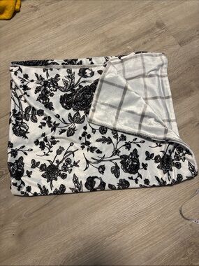 Reversible Floral & Plaid Cozy Throw Blanket - Black/White